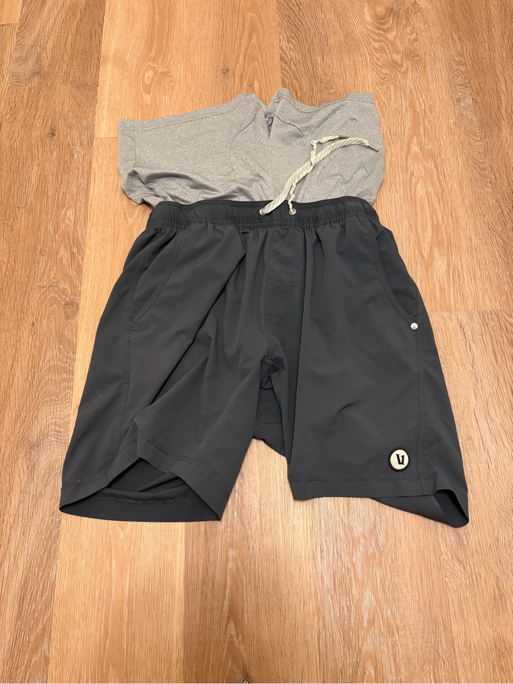 Vuori Kore Men’s Sz M Charcoal Athletic Shorts Lined Drawstring Running Gym - Picture 2 of 6